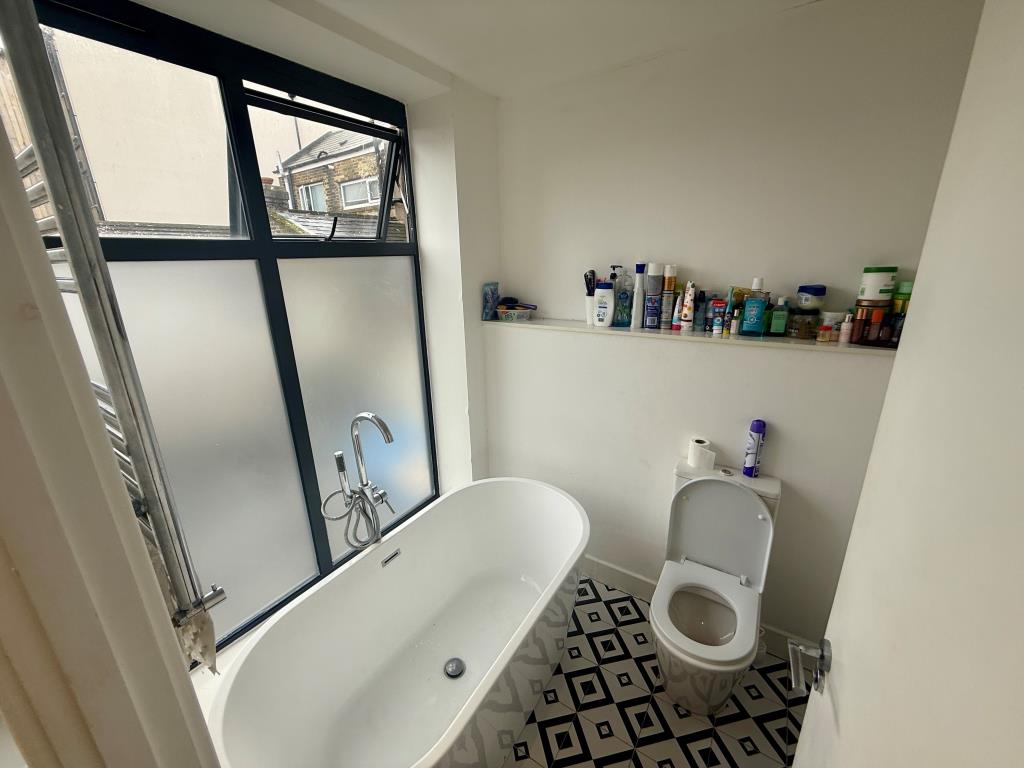 Lot: 47 - WELL PRESENTED THREE-BEDROOM HOUSE FOR INVESTMENT - Family bathroom with W.C.